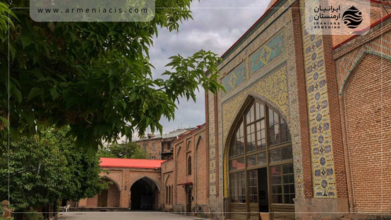 حیاط مسجد کبود